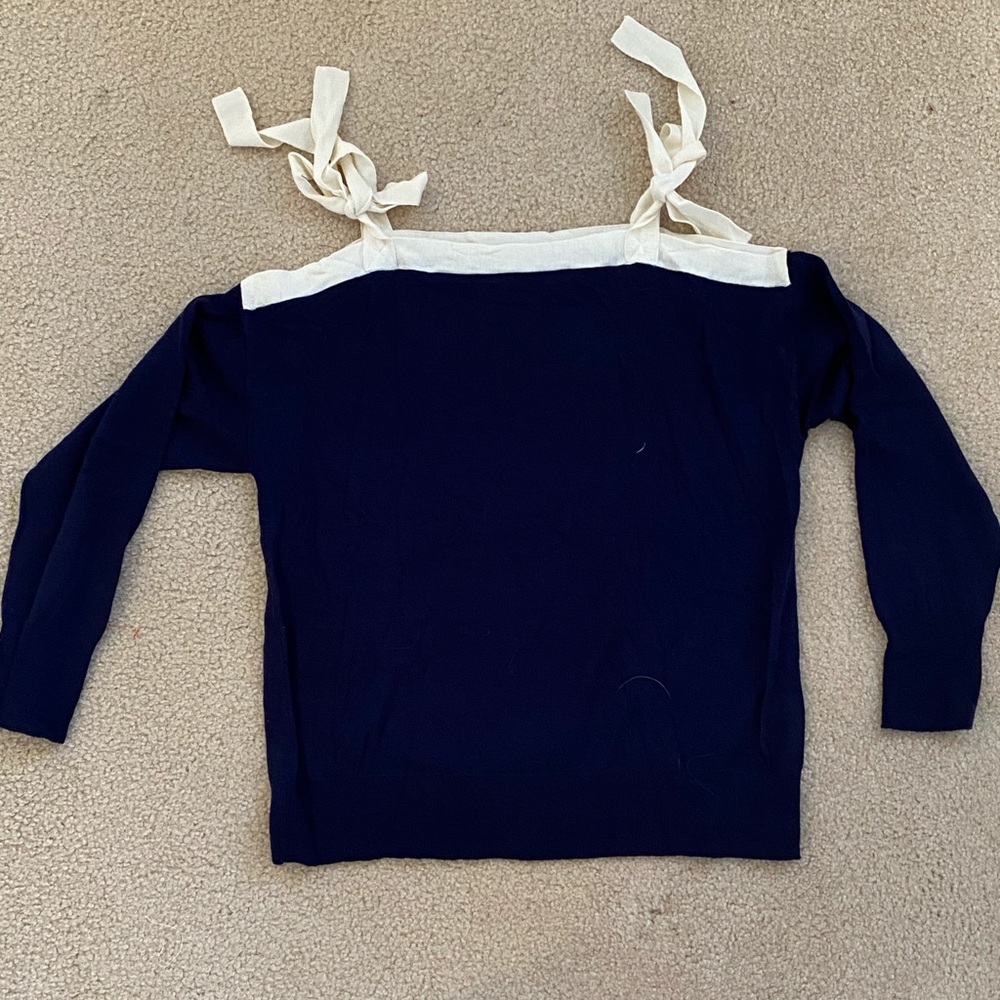 Open shoulder sweater with bows